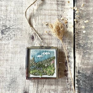 Bestickte englische Landschaftstextilien – Vintage-Spitzendetail, Bibelversbild