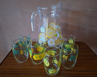 jarra y vasos, jarra de agua y vasos, jarra de jugo y vasos, vaso con motivo de frutas, juego de limonada, juego de vasos, estilismo de boda, boda campestre, años 70