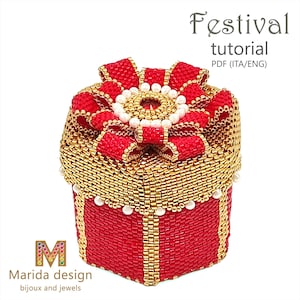 Può includere: Una piccola scatola regalo esagonale realizzata con perline rosse e dorate, sormontata da un grande fiocco di perline rosso e oro accentato da perle bianche. Il testo recita Festival tutorial PDF (ITA/ENG) e Marida design bijoux and jewels.