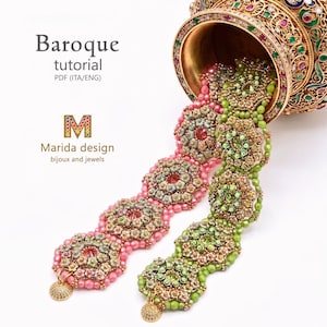 Pode incluir: Duas pulseiras de contas saindo de um recipiente dourado ornamentado. Uma pulseira apresenta contas cor-de-rosa e componentes florais, enquanto a outra tem contas verdes e elementos semelhantes. Texto: Baroque tutorial PDF (ITA/ENG) Marida design bijoux and jewels.
