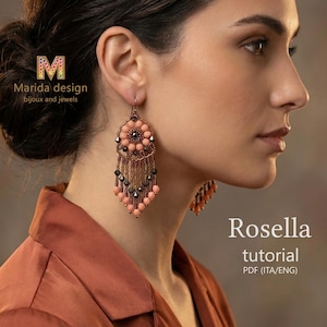Può includere: Un orecchino pendente con un medaglione circolare di perline nei toni pesca e bronzo, con un cristallo scuro centrale. Sotto il medaglione, diverse file di perline color bronzo e pesca pendono a forma di V. Testo: Marida design e Rosella tutorial.