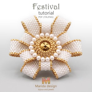 Può includere: Una spilla di perline con un cristallo dorato centrale circondato da un anello di piccole perle bianche e perline dorate. La struttura esterna è composta da sei nastri di perline bianchi e dorati. Testo: Festival tutorial PDF (ITA/ENG) Marida design.