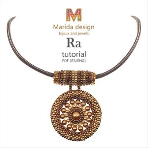 Op de afbeelding: Een bruine kralenhanger ketting met een cirkelvormig medaillon met een centrale kraal en stralende kralenpatronen, opgehangen aan een cilindervormig kralenoog aan een donkerbruin koord. Tekst: Marida design bijoux and jewels Ra tutorial PDF (ITA/ENG).