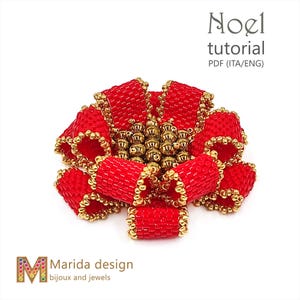 Könnte beinhalten: Eine handgefertigte rote Perlen-Schleife mit goldenen Akzenten. Die Schleife besteht aus kleinen roten Perlen und hat ein detailliertes Design. Die Mitte der Schleife ist mit goldenen Perlen gefüllt. Das Bild enthält auch den Text "Noel tutorial" und das Logo des Designers.