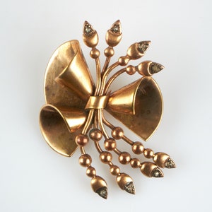 Stylish 1940’s gilt metal and rhinestone brooch.