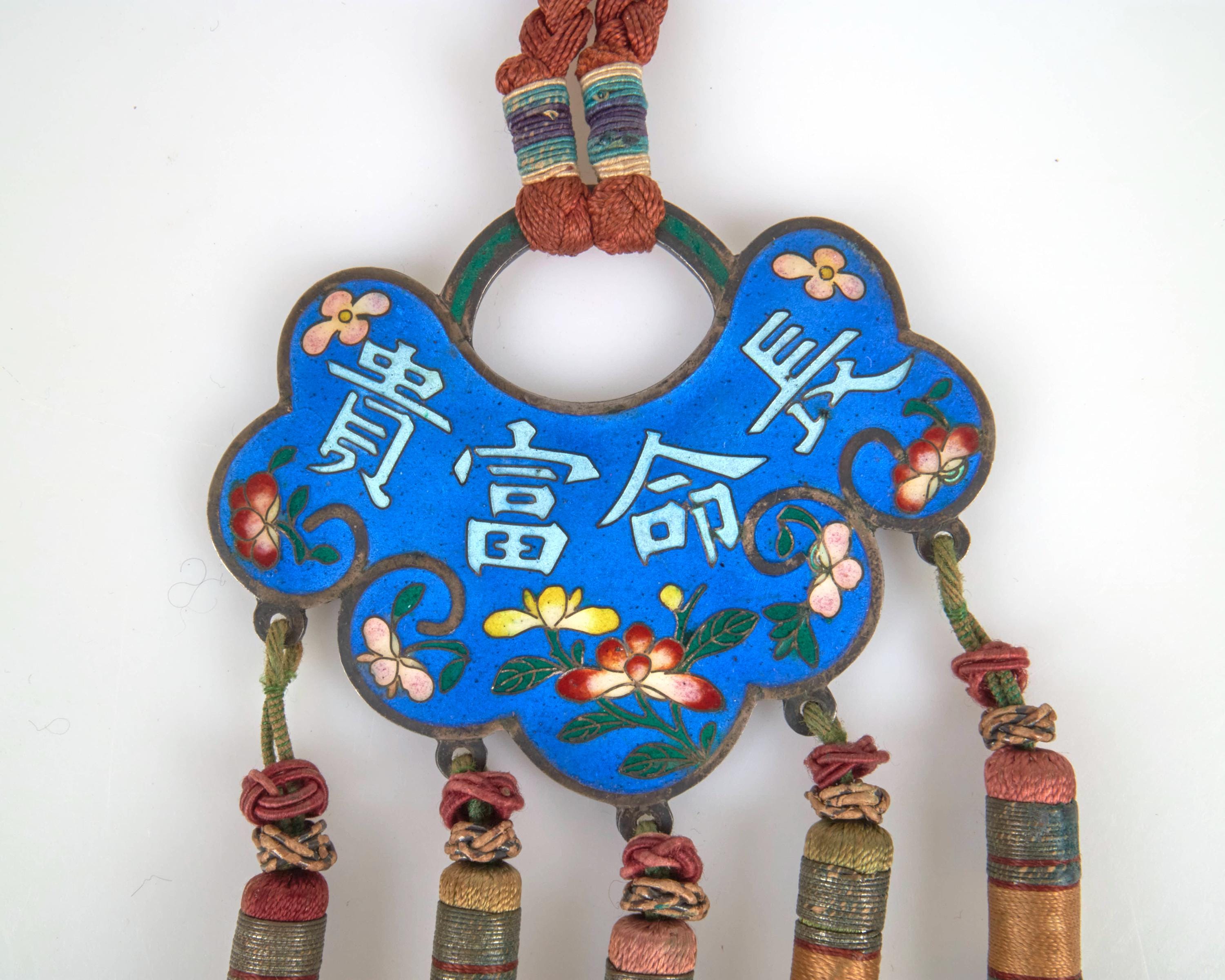 1920〜30年代のアンティーク中国製七宝焼きとシルクのペンダント