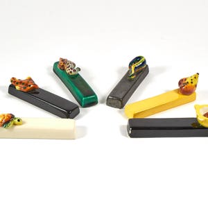 Leuke set van 6 art-deco messenleggers van Italiaans aardewerk.