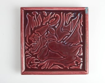 Raro 1900 A. J. C. Edwards Arts and Crafts soporte de tetera de cerámica "demonio ardiente" diseñado por C. F. A. Voysey