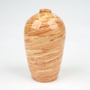 Può includere: Un vaso in ceramica con un motivo a spirale marmoreo in tonalità di marrone e beige.