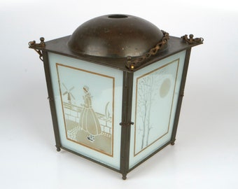 Gut gemachte 1910-20er Jahre antikes Kunsthandwerk Holländisches Mädchen Messing und säuregeätzte Glaslaterne mit Ketten.