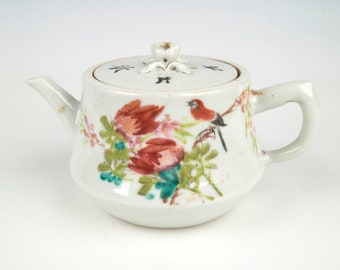 鳥、花、碑文が描かれた 19 世紀の中国製アンティーク ファミーユ ローズ磁器ティーポット。