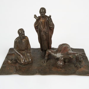 Antike österreichische Bronzefigur von 1900 von drei arabischen Männern, die auf einem großen persischen gemusterten Teppich beten.