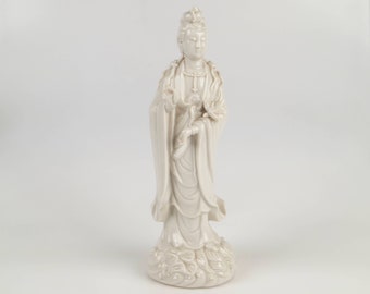 Antico del XX secolo. Figura in porcellana cinese blanc de chine di Guanyin.