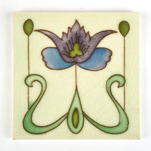Azulejo antigo de cerâmica Art Nouveau Richards, com lírio roxo e detalhes em relevo, datado de 1900.