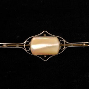 Antica spilla Arts and Crafts del 1900 in argento e madreperla.