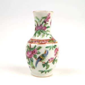 Antyczny, miniaturowy wazon z chińskiej porcelany Canton Famille Rose z XIX wieku.