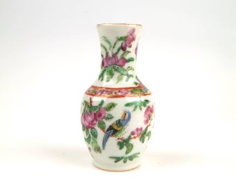 Antiguo jarrón de porcelana en miniatura chino Canton Famille Rose del siglo XIX.