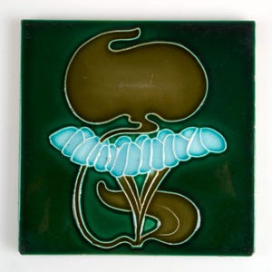 Antyczne płytki ceramiczne Alfred Meakin Ltd. z lat 1900., egzotyczne angielskie płytki w stylu secesyjnym z motywem kwiatowym.