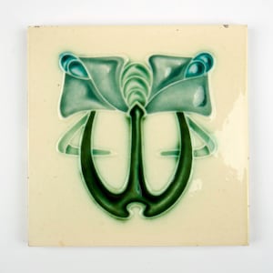 Azulejo de cerámica Art Nouveau antiguo con flores azules de Corn Bro’s, década de 1900.