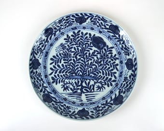 Antiek 19e eeuw. Chinees blauw-wit porseleinen bord van 9,5 inch met boom en granaatappel. Nr. 2.