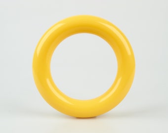 Stylish 1960-70s bright yellow lucite plastic bangle.