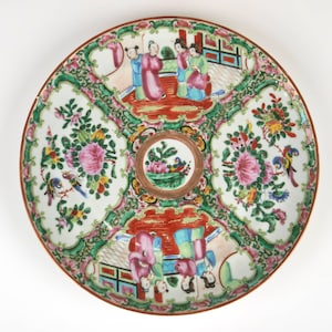 Antigüedad del siglo XIX. Plato chino Famille Rose Canton de porcelana de 9,75". Reparado.