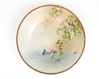 Canards japonais antiques des années 1900 finement peints à la main et assiette en porcelaine fleurie. 7 pouces