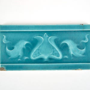 Antieke Engelse H. & R. Johnson art nouveau-papaver uit de 20e eeuw van 6 x 3 inch turquoise geglazuurde aardewerktegel.