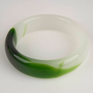 Vintage 1960s emerald green and white jade imitation glass bangle.