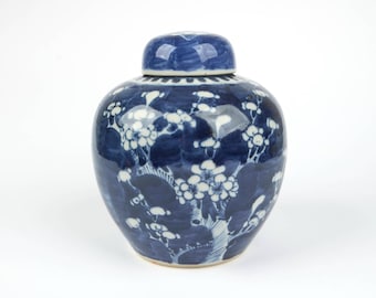 中国製の梅の花瓶。青と白のヴィンテージ中国製。コレクターズアイテム