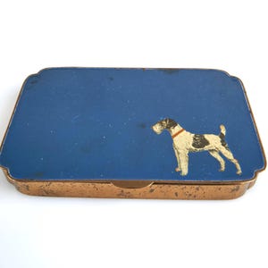1920〜30 年代のヴィンテージ アールデコ テリア犬の金箔押しメタル カードケース。