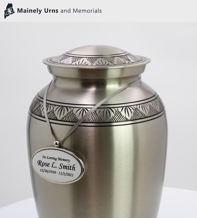 Colgante ovalado personalizado de latón macizo para urnas funerarias que no se pueden grabar - Incluye cinta de satén a juego - 3 estilos distintos imagen 4