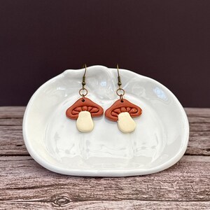 Paddenstoeloorbellen handgemaakt | Oorbellen van polymeerklei | Op de natuur geïnspireerde sieraden | Uniek cadeau voor haar | Cottagecore | Grillige oorbellen | Boho