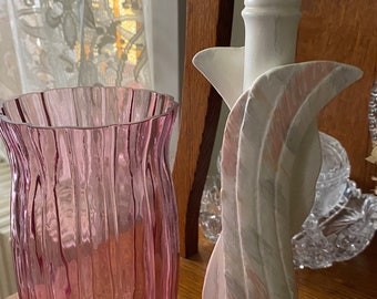 Candeliere in ceramica bianca/rosa/vaso in vetro di mirtillo rosso scanalato