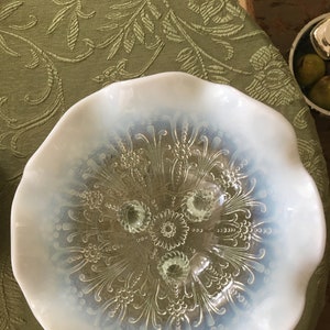 VERKOOP!               Northwood opaalglazen schaal met drie poten