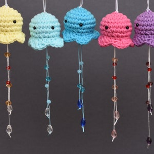 Auto achteruitkijkspiegel Tiny Jellyfish auto hangende charme achteruitkijk auto charme gehaakte kwallen speelgoed zachte kwallen kawaii nieuwe bestuurder cadeau voor haar
