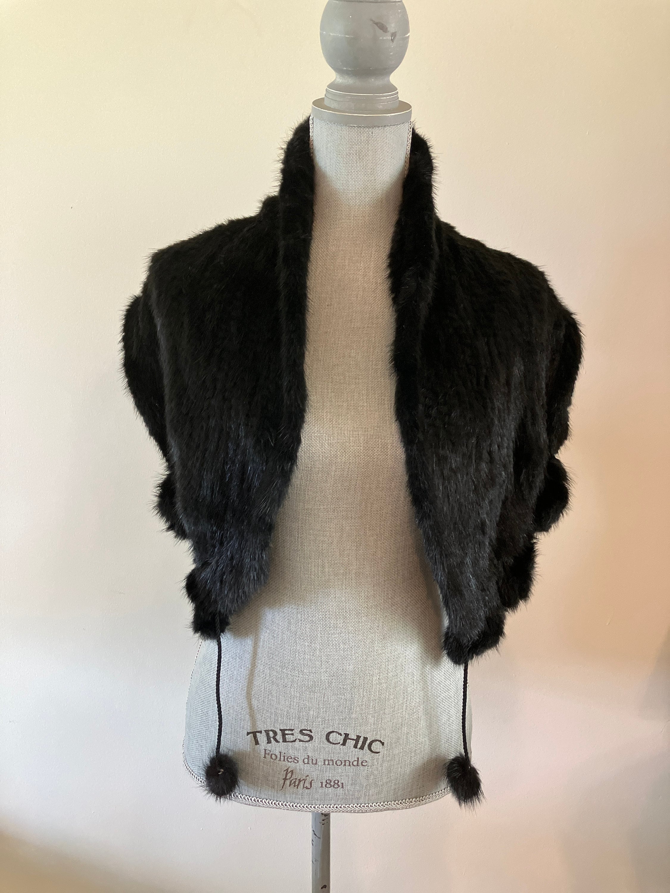 10 Glamorous Office Outfit Ideas with a Faux Fur Scarf