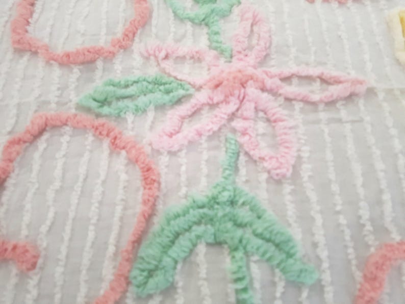 1950s Chenille Bedspread Fits Queen Size Bed White Light Pink Floral