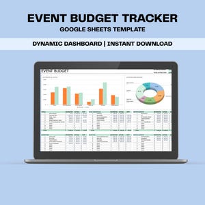 Pode incluir: Um laptop exibe um modelo de rastreamento de orçamento de eventos. A tela mostra gráficos e tabelas com dados financeiros. O texto na parte superior diz "EVENT BUDGET TRACKER" e "GOOGLE SHEETS TEMPLATE". O fundo é azul claro.