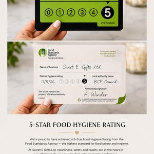 K&ouml;nnte beinhalten: Ein rechteckiger Aufkleber der Food Standards Agency zur Lebensmittelhygienebewertung mit schwarzem Hintergrund und gr&uuml;nen Akzenten. Der Aufkleber zeigt den Text FOOD HYGIENE RATING und eine gro&szlig;e 5, was eine sehr gute Bewertung anzeigt.