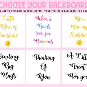 Pu&ograve; includere: Uno sfondo rosa con sei quadrati bianchi, ognuno con una frase diversa in testo nero o colorato. Le frasi sono "Little Box of Sunshine", "When it Rains look for Rainbows", "You Are my Sunshine", "Sending Big Hugs", "Thinking Of You" e "A Little Treat For You".