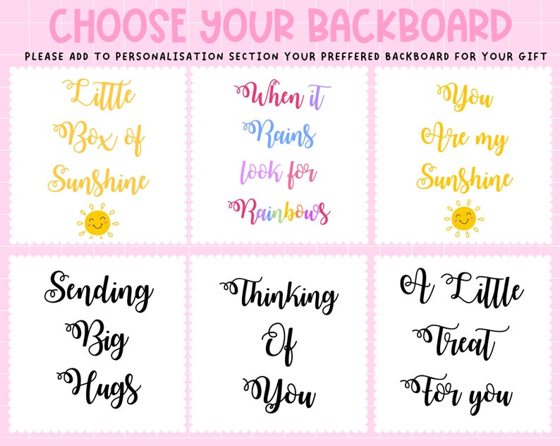 Pu&ograve; includere: Uno sfondo rosa con sei quadrati bianchi, ognuno con una frase diversa in testo nero o colorato. Le frasi sono "Little Box of Sunshine", "When it Rains look for Rainbows", "You Are my Sunshine", "Sending Big Hugs", "Thinking Of You" e "A Little Treat For You".