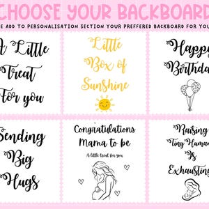 K&ouml;nnte beinhalten: Eine rosa-wei&szlig;e Grafik mit Textoptionen f&uuml;r Geschenk-R&uuml;ckw&auml;nde. Textoptionen sind "A Little Treat For You", "Little Box of Sunshine", "Happy Birthday", "Sending Big Hugs", "Congratulations Mama to be" und "Raising Tiny Humans Is Exhausting".
