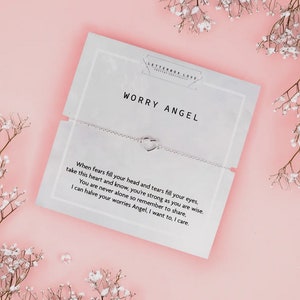 Pu&ograve; includere: Un braccialetto d'argento con un ciondolo a forma di cuore e una carta che recita "Worry Angel" e un messaggio sulla condivisione delle preoccupazioni.
