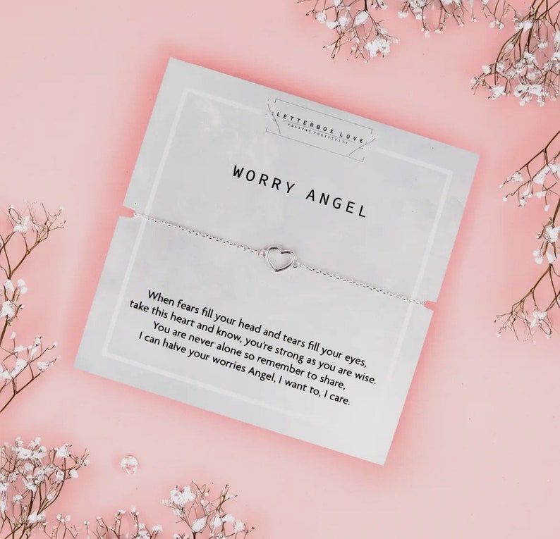 Pu&ograve; includere: Un braccialetto d'argento con un ciondolo a forma di cuore e una carta che recita "Worry Angel" e un messaggio sulla condivisione delle preoccupazioni.