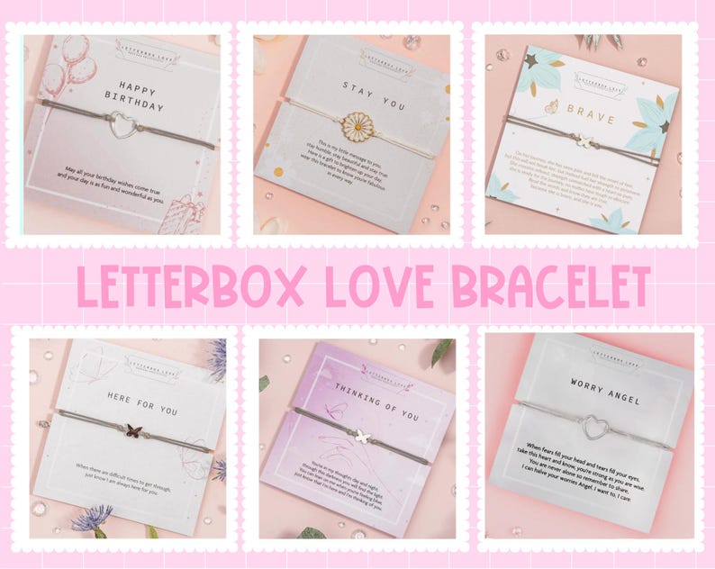 K&ouml;nnte beinhalten: Eine Sammlung von Letterbox Love Armb&auml;ndern, jeweils auf einer Karte mit einer anderen Botschaft. Die Armb&auml;nder haben eine d&uuml;nne Kordel und einen kleinen Anh&auml;nger. Botschaften sind "Happy Birthday", "Stay You" und "Brave".