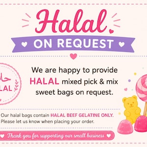 K&ouml;nnte beinhalten: Ein rechteckiges Schild mit cremefarbenem Hintergrund und rosa sowie violettem Text, der Halal ON REQUEST lautet. Es enth&auml;lt ein kreisf&ouml;rmiges Halal-Logo, Illustrationen bunter Gummib&auml;rchen und eines Lollis sowie den Hinweis auf Halal-Rindergelatine.