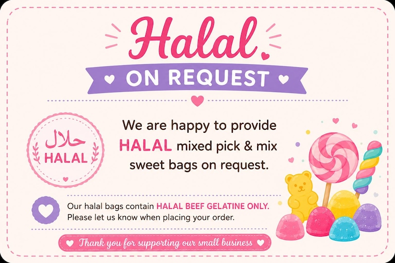 K&ouml;nnte beinhalten: Ein rechteckiges Schild mit cremefarbenem Hintergrund und rosa sowie violettem Text, der Halal ON REQUEST lautet. Es enth&auml;lt ein kreisf&ouml;rmiges Halal-Logo, Illustrationen bunter Gummib&auml;rchen und eines Lollis sowie den Hinweis auf Halal-Rindergelatine.