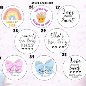 K&ouml;nnte beinhalten: Eine Sammlung von acht runden Aufklebern mit verschiedenen Motiven: ein Aquarell-Regenbogen mit 'CLASS OF 2026', eine Topfblume mit 'THANKS FOR HELPING ME GROW', 'LOVE MAKES LIFE SWEET', 'Leanne's Hen Party', 'Ella's Hen Party', rosa und blaue Schleifen sowie Text.