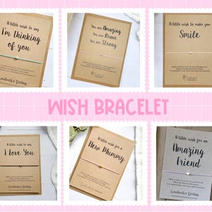 K&ouml;nnte beinhalten: Eine Sammlung von Wunscharmb&auml;ndern auf Kraftpapierkarten mit verschiedenen Botschaften, darunter "Ich denke an dich", "L&auml;cheln" und "Toller Freund". Jede Karte enth&auml;lt ein zartes Armband mit einem kleinen Anh&auml;nger. Das Wort "WISH BRACELET" ist in Rosa geschrieben.